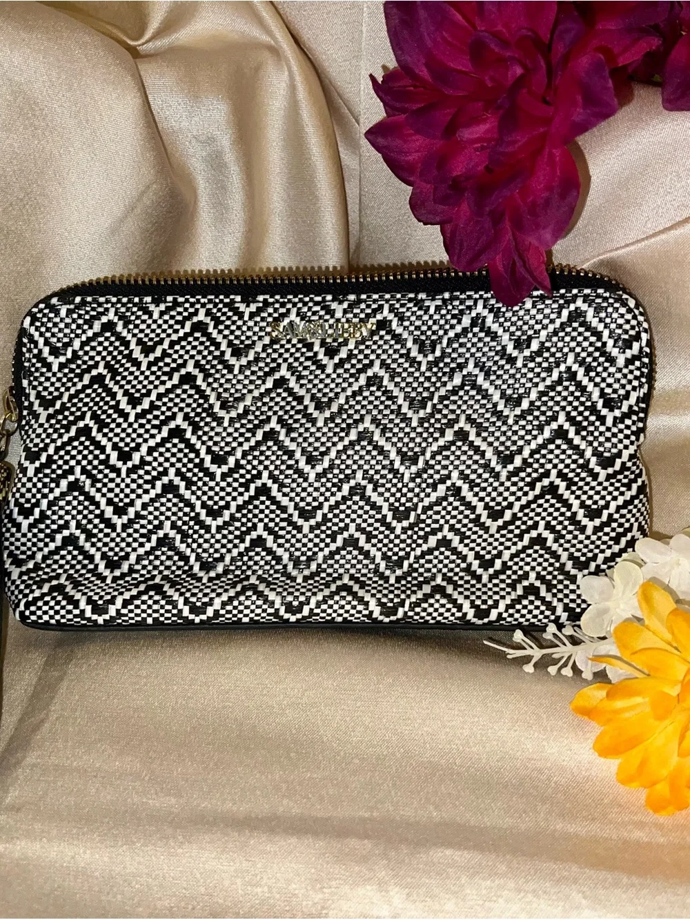 Black & White Patterned Women's Zip Clutch Sam& Libby